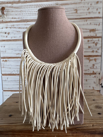 Collar flecos caucho blanco