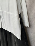 Camiseta blanca asimétrica