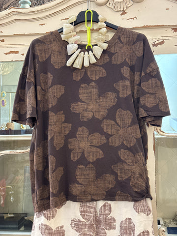 Camiseta flores chocolate