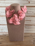 Collar flores tela rosa