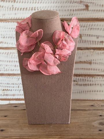 Collar flores tela rosa