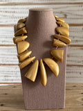 Collar resina dorado