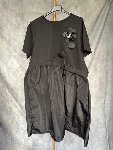 Vestido negro con flor