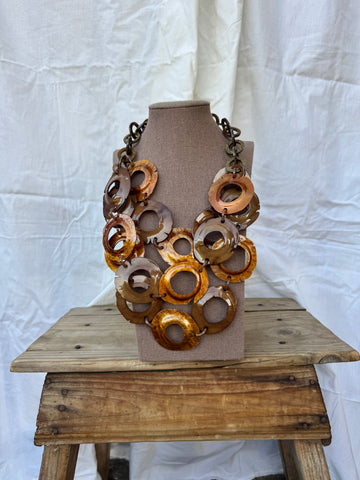 Collar resina dorado