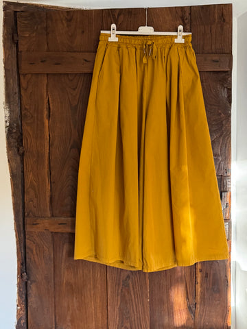 Pantalón palazzo cropped mostaza