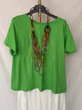 Camiseta verde pliegues