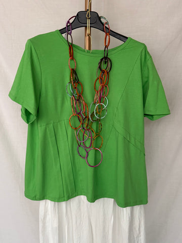 Camiseta verde pliegues