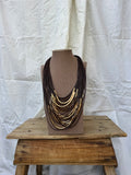 Collar  marrón multi con tubos de metal