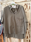 Camisa kaki bolsillos