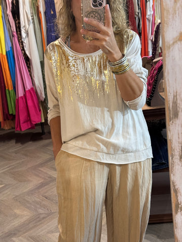 Camiseta beige con dorado