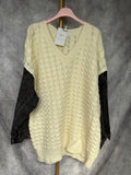 Jersey blanco combinado con vaquero