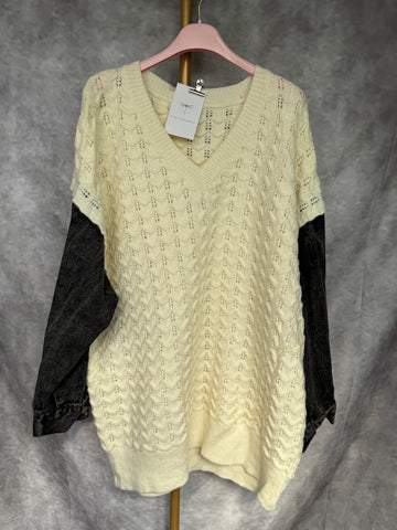 Jersey blanco combinado con vaquero
